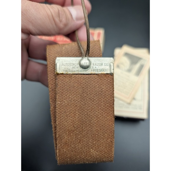 Vintage Valet AutoStrop Razor Set w/ Orig. Box & Strap - Picture 12 of 12